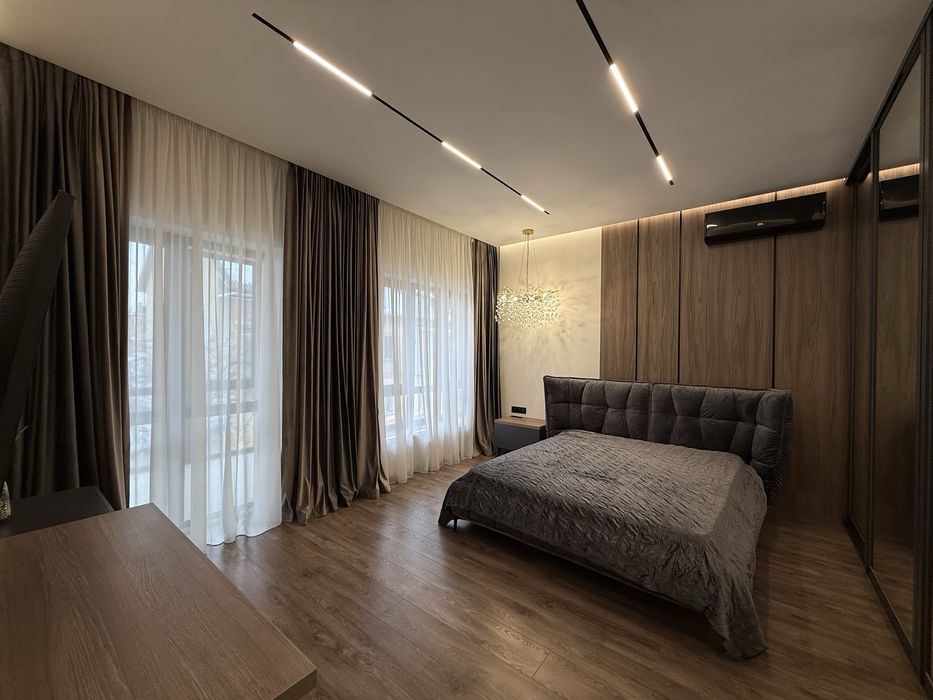 Продам кутовий котедж, в центральній частині міста.