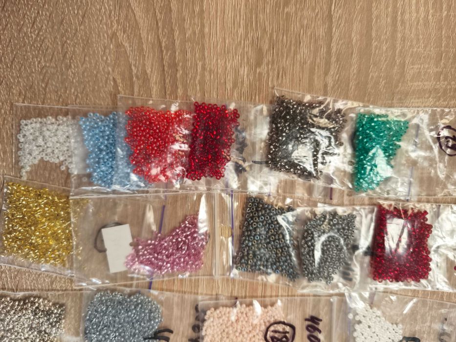 Високоякісний бісер різні кольори  92 г