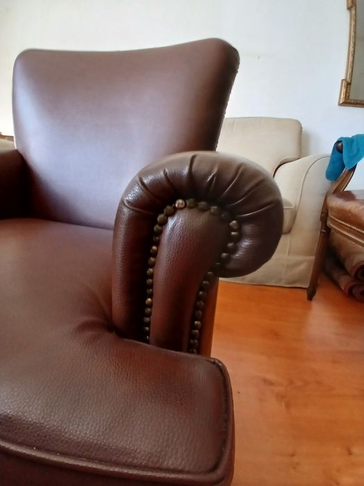 Poltrona  em Pele Natural com Detalhe de Tachas – Impecável