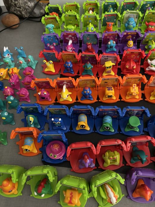 Wielka kolekcja Star Monsters 158 sztuk figurek, kapsuły, naklejki