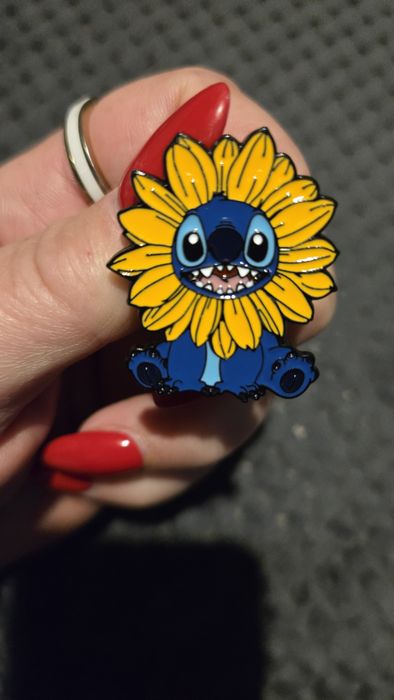 Przypinka Stitch w przebraniu.