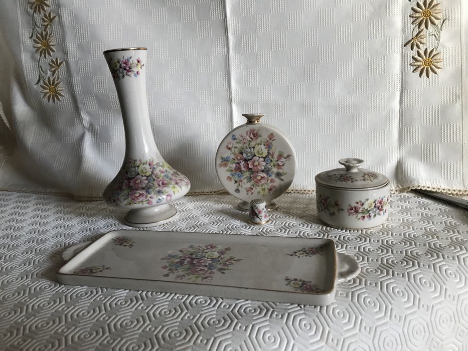Conjunto de frasco de perfume e guarda joias