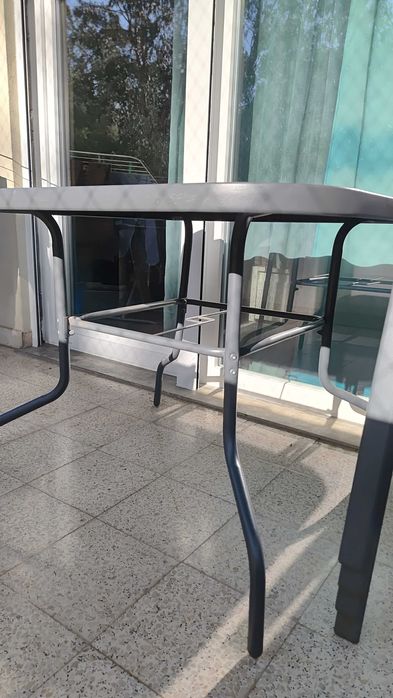 Mesa de exterior com cadeiras