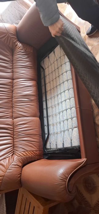 Sofá cama e poltronas em pele