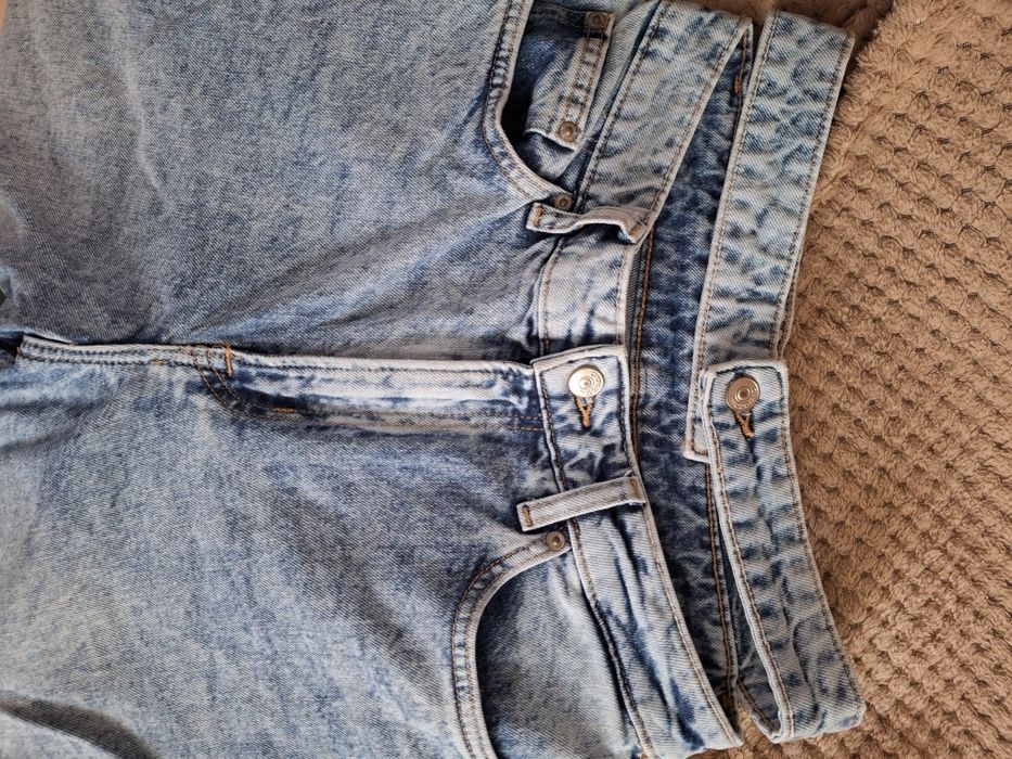 Jeansy h & m z efektownym paskiem