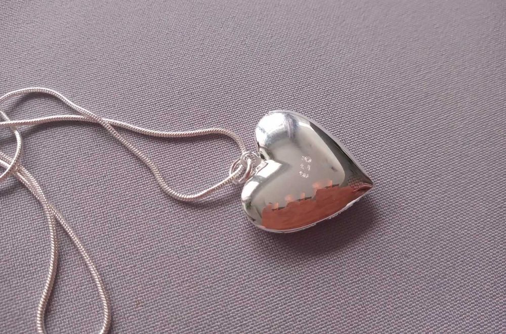 Piękny posrebrzany naszyjnik sekretnik