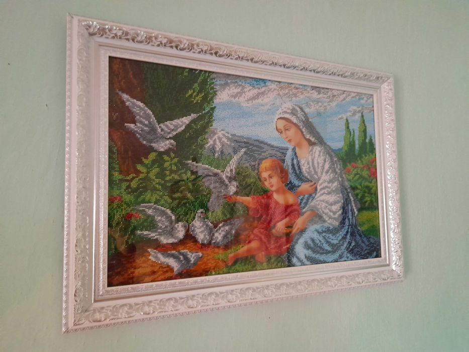Картина з бісеру "Діва Марія з Ісусиком годує голубів"
