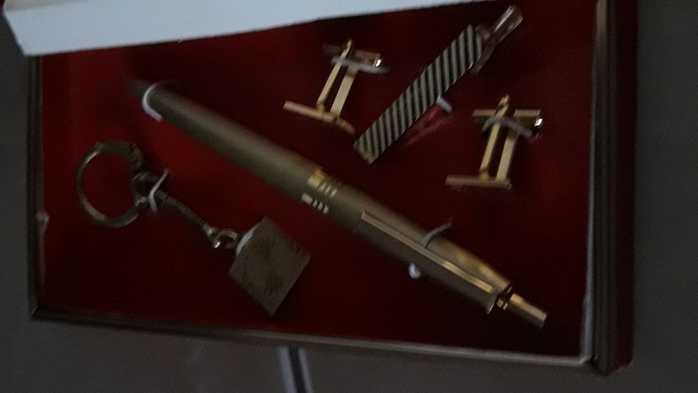 Ekskluzywny pozłacany zestaw dla mężczyzny.