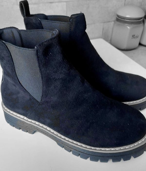 Nowe zamszowe czarne botki sztyblety