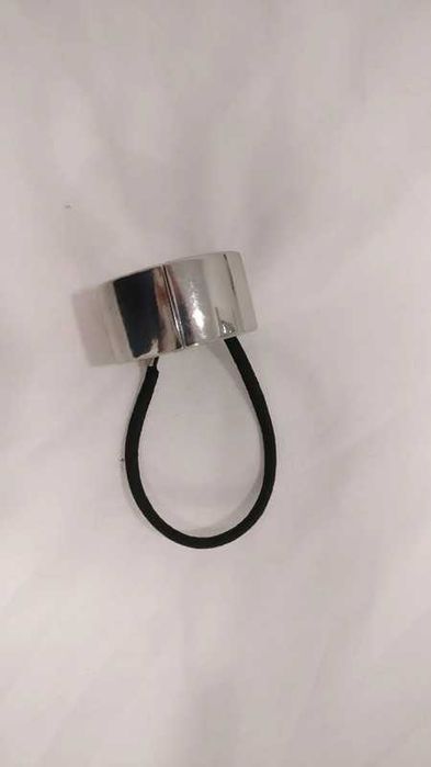 Elástico com adereço de metal prateado