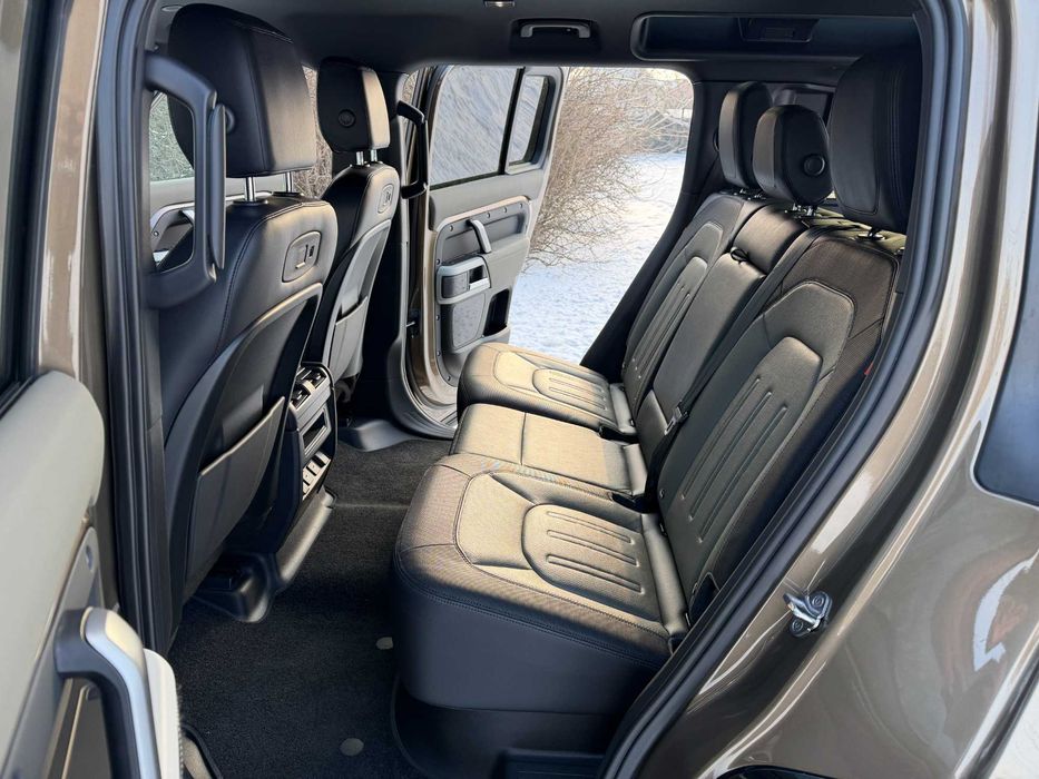 Land Rover Defender D300 X-Dynamic