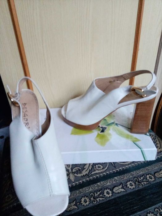 Белые кожаные сабо