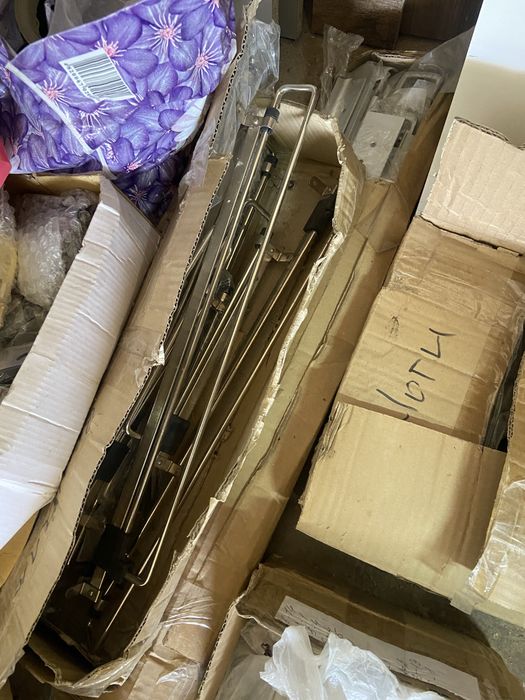 Меблева фурнітура: ручки, направляючі, завіси, крайка