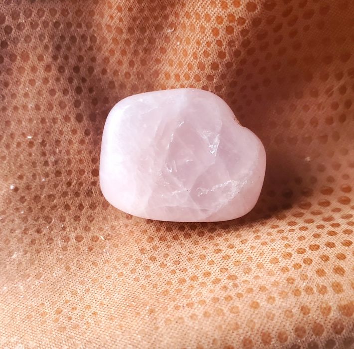 Рожевий кварц гладенька галтовка