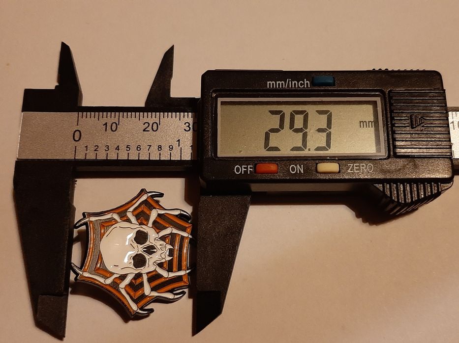 Przypinka - czaszka pająk.