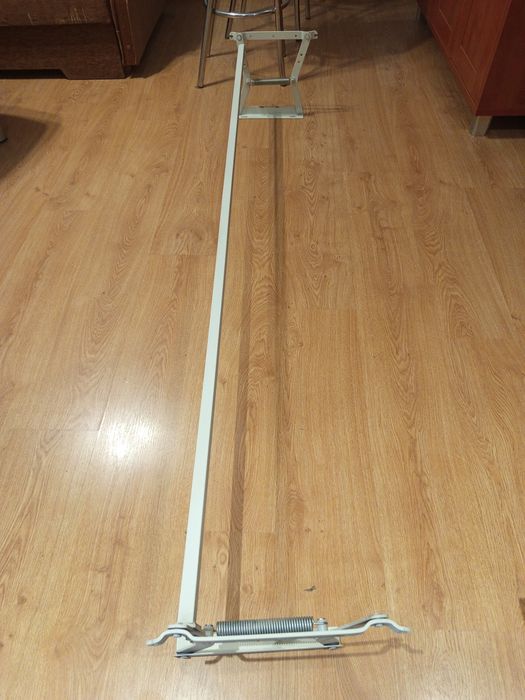 Mechanizm sprężynowy do otwierania kanapy wersalki