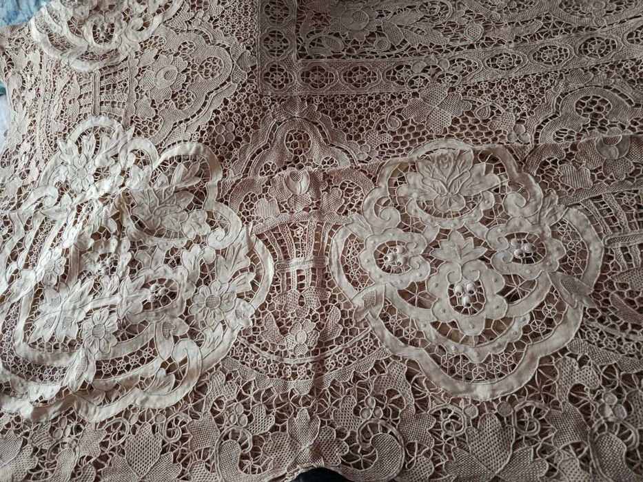 Toalha linho bege bordado da madeira