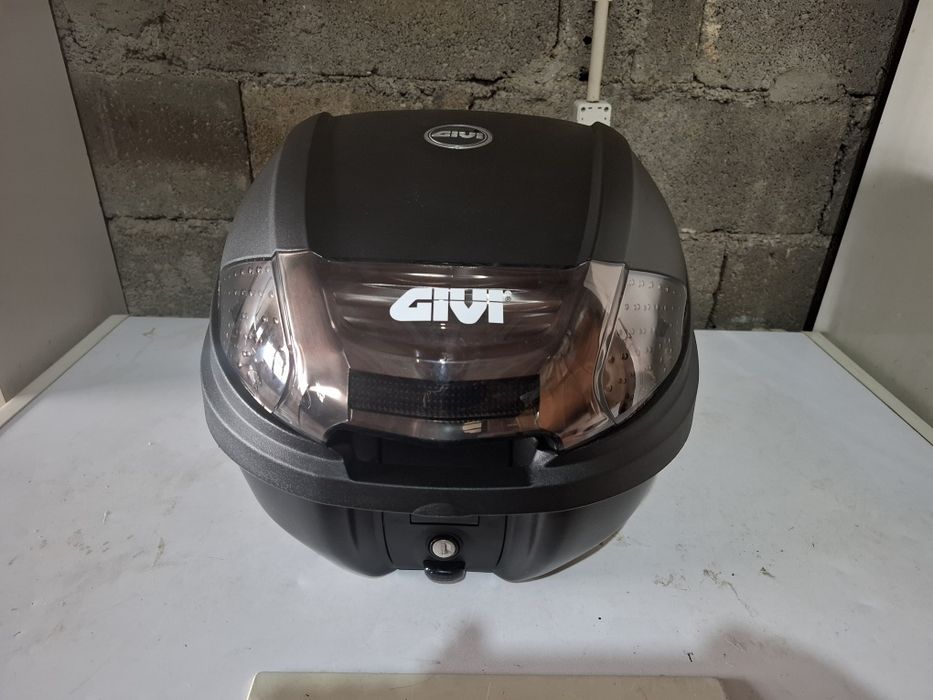 Top Case Givi 30 lts com encosto.
Como nova.
Vendo por querer trocar por uma de 33 lts