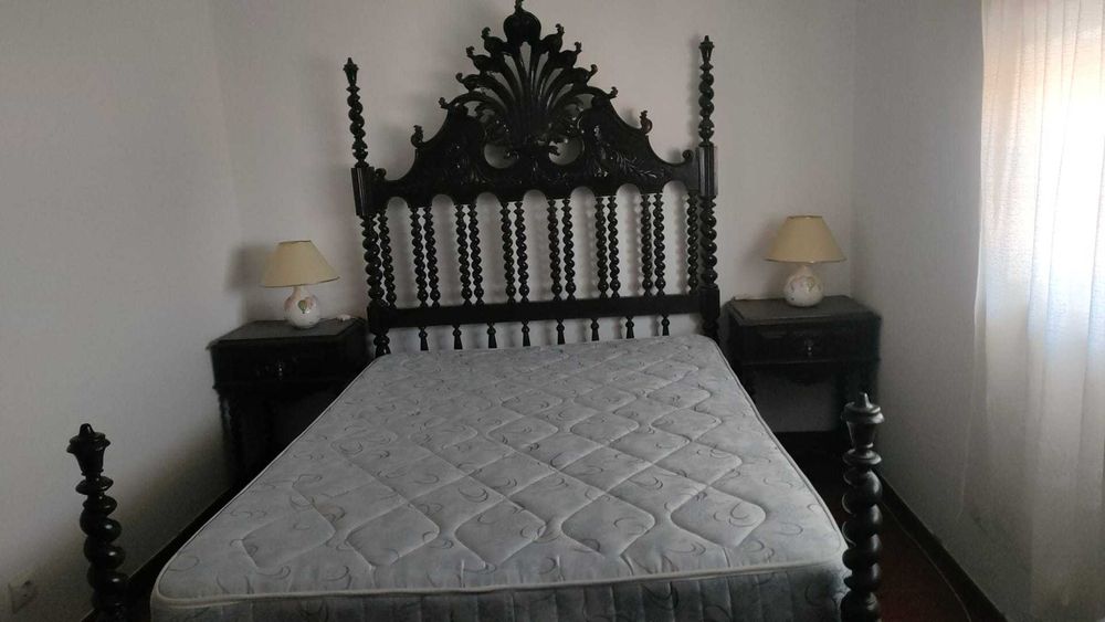 Conjunto de quarto em madeira maciça (cama+colchão+2mesas de cabeceiras+comoda+espelho)