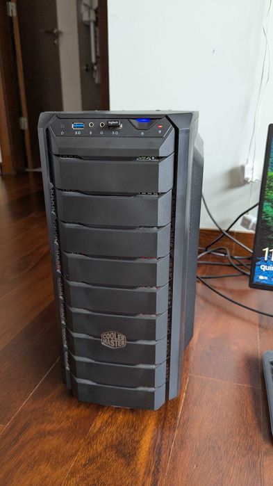 Computador fixo com monitor, torre e teclado