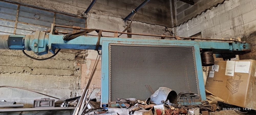 Máquina com dois postos de trabalho com muitas ferramenta,mesa 500mm