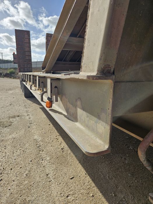 Semi-reboque porta máquinas