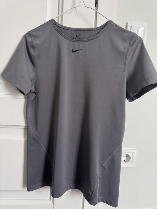 Спортивна футболка Nike розмір М