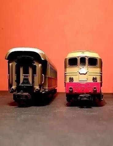 LIMA HO - 1 locomotiva - 2 carruagens - a funcionar - anos 60
