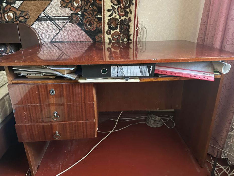 Письмовий стіл з шухлядами