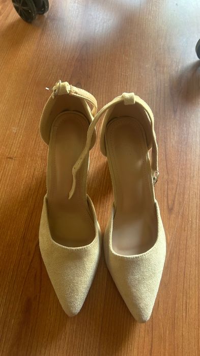 Salto Alto Elegante - é 38, mas serve 37 pois é um tamanho pequeno.