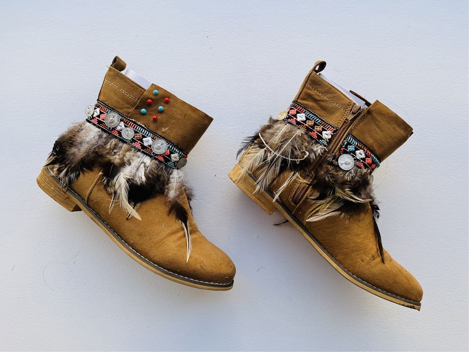 Botas em pele com penas