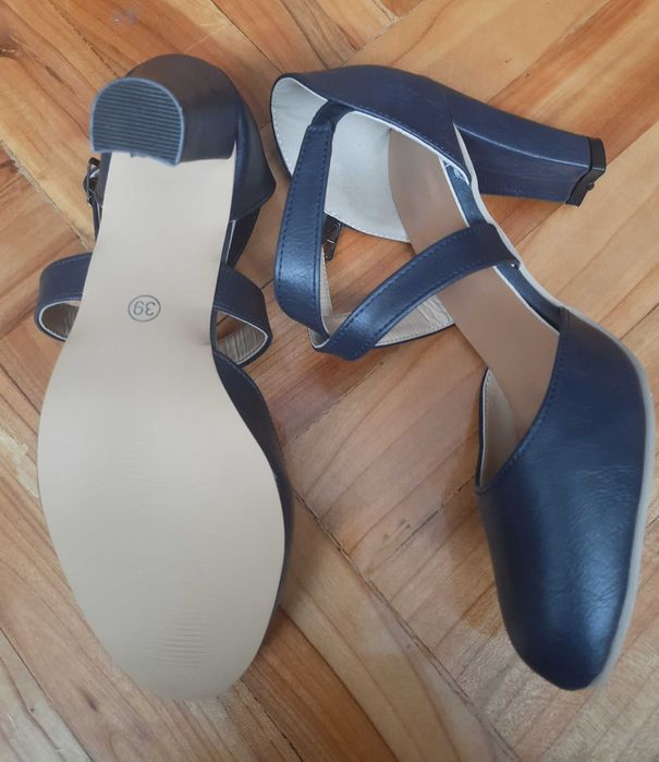 Buty damskie granatowe na obcasie nowe