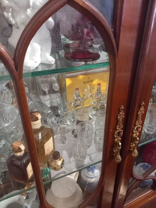 Cristaleira Queen Anne de 2 portas com 2 prateleiras