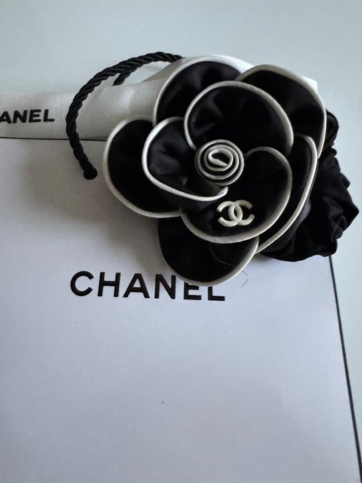 Piękna ozdoba na włosy Chanel