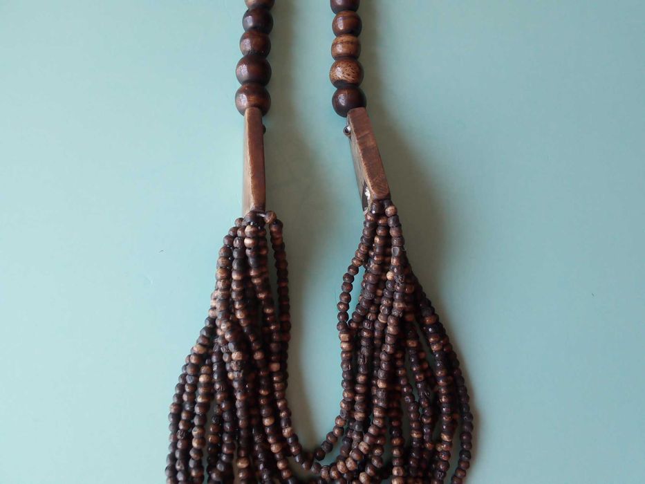 Colar com contas de madeira, usado