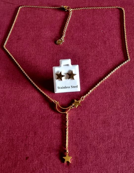 Conjunto dourado (colar e brincos), em aço, com estrelas e uma meia lua.
