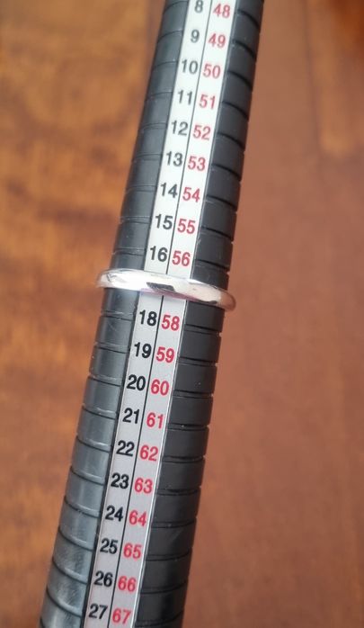 Uroczy srebrny pierścionek 925