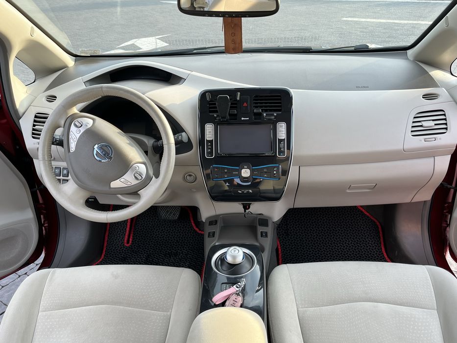 Продаю nissan leaf