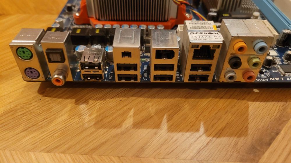 Gigabyte GA-M720-US3 + AMD Athlon II X4 635 + 4GB RAM