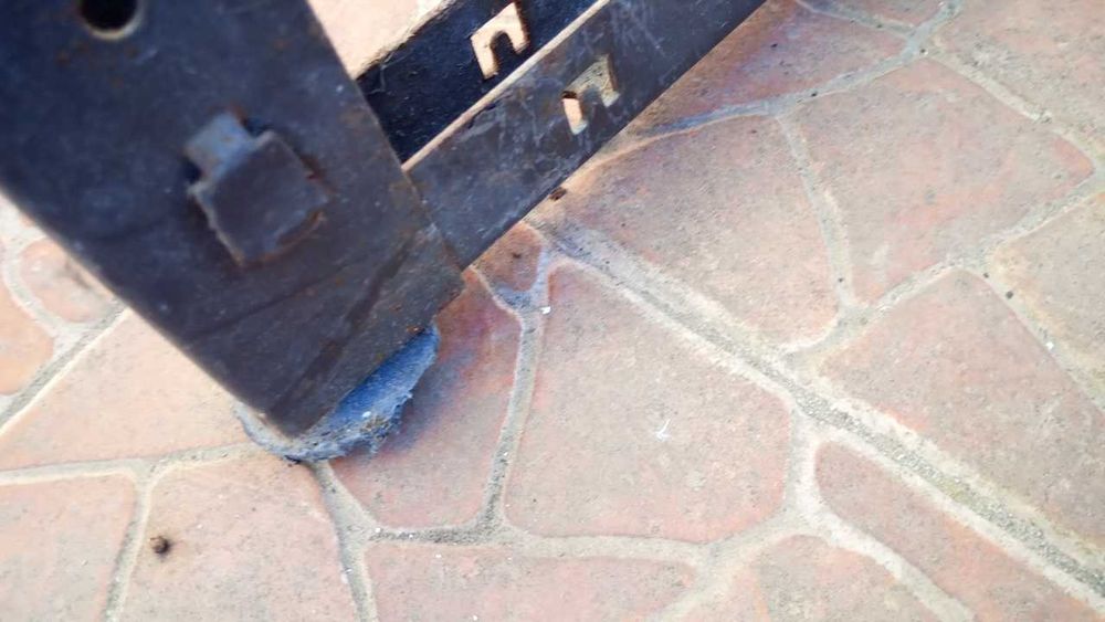 Urgente entrada obras: Estrutura em metal para estantes (10 Unidades)