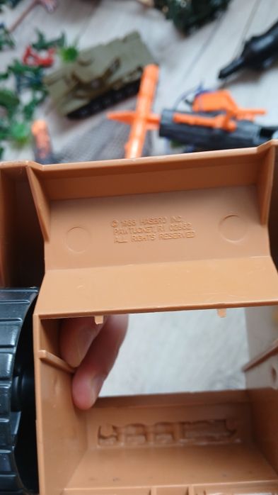 військові авто hasbro та звичайні