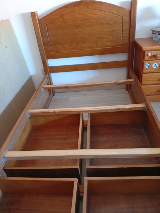 Cama de madeira de solteiro