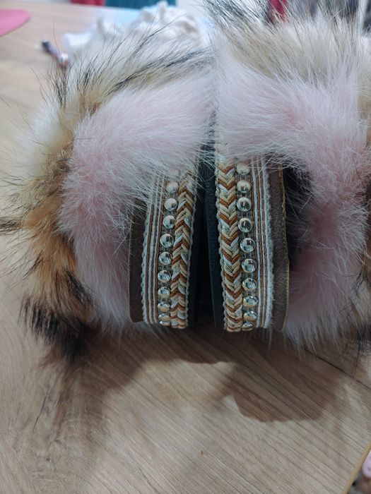 Nowe klapki z naturalnym futrem z jenota 37