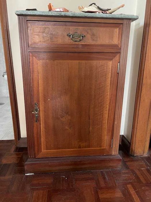 Móvel com tampo em mármore.