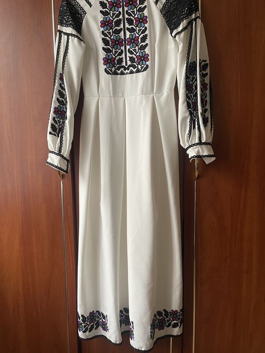 Вишита сукня з обємними рукавами