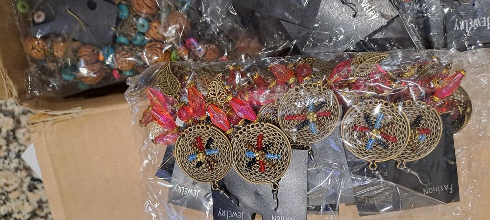 Várias pulseiras brincos e fios