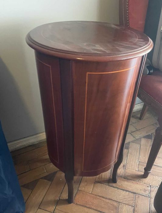 Mesa de Cabeceira / Móvel de Apoio Clássico em Madeira