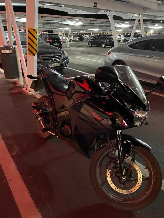 Honda CBR125R , aceito troca ou retoma