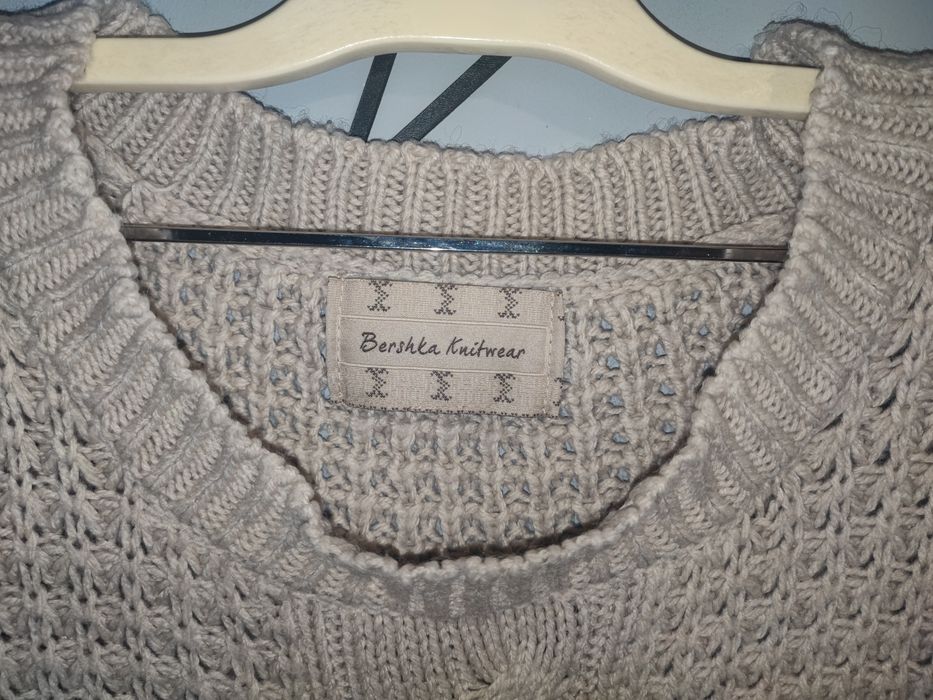 Długi sweter z ładnym splotem Bershka S