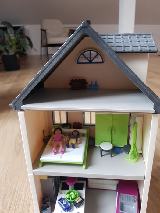 Domek Playmobil z mebelkami i lalkami
